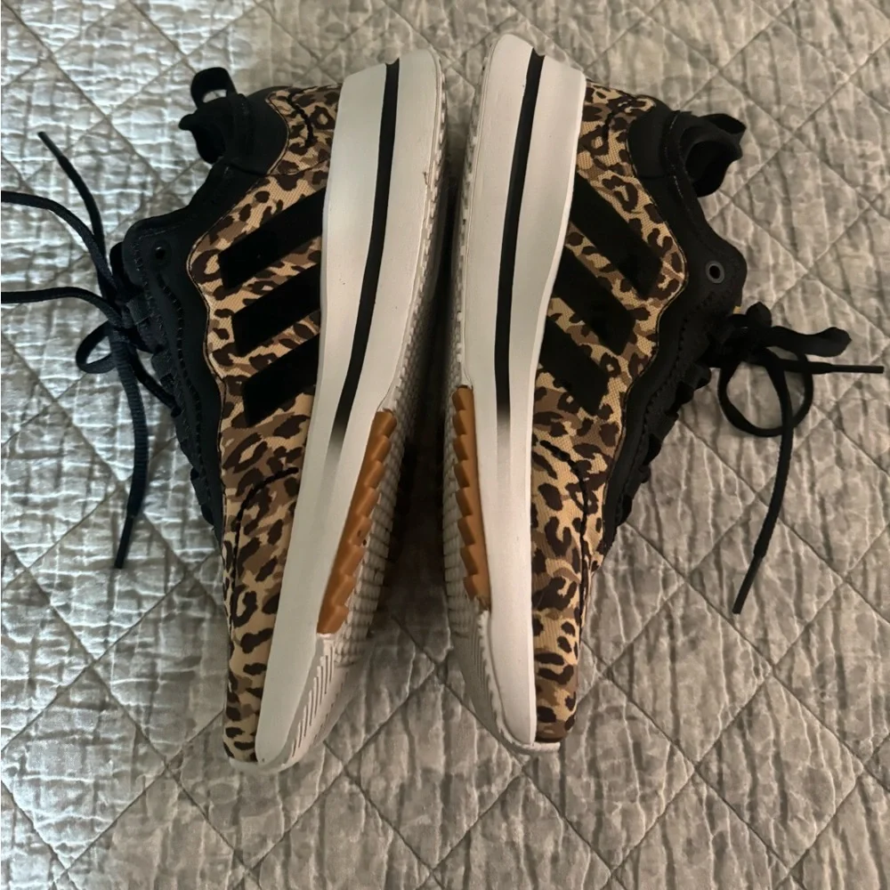 Addidas Sneakers Sz 6.5 - Picture 3 of 4